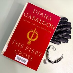 Outlander Curated Bundle Hardcover + 100% Sheepskin Cashmere Gloves + Bracelet